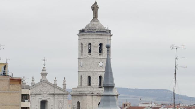 La torre actual, construida en 1886, no respetó estilo herreriano. Consta de una planta...