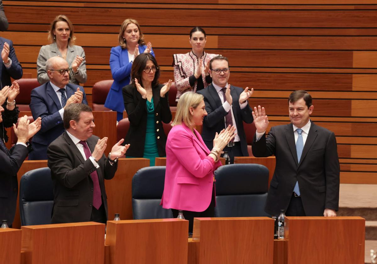 La bancada del PP aplaude a Alfonso Fernández Mañueco en el debate sobre el estado de la comunidad.