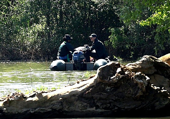 La Guardia Civil, durante el rastreo en el río este sábado.