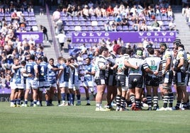 Ambos equipos se conjuran antes de empezar el partido.