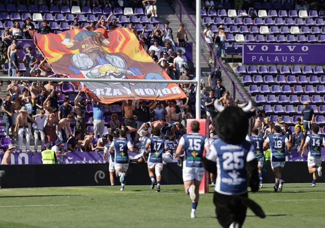 Los jugadores del VRAC corren a celebrar el triunfo con la afición