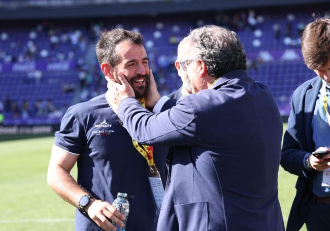 Diego Merino, entranador del VRAC, celebra el título.