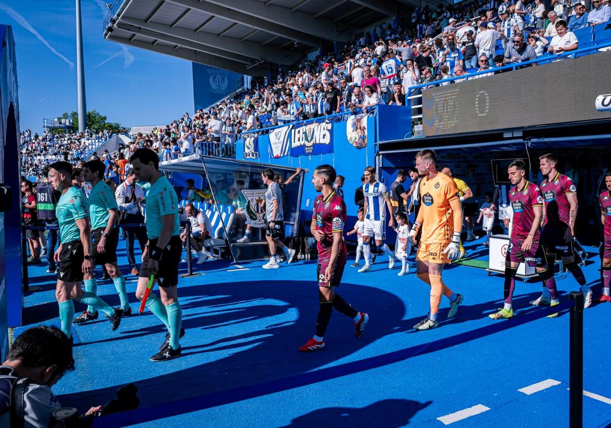 Los jugadores del Real Valladolid salen del túnel de vestuarios en Butarque antes de medirse este sábado al Leganés