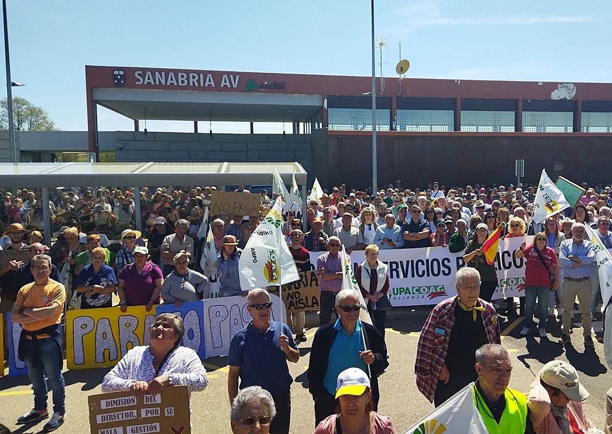 Imagen secundaria 1 - La indignación por el AVE explota en Sanabria: «Si quieren guerra, guerra»