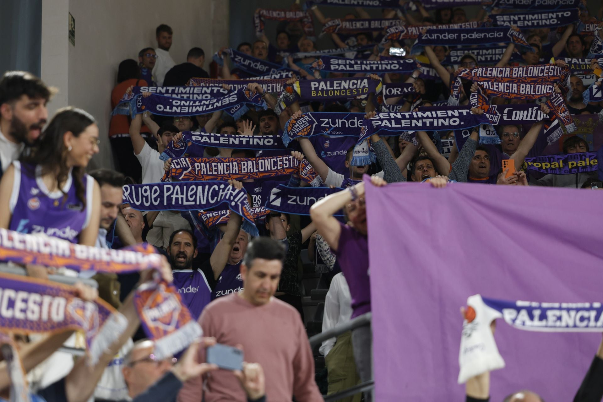 Así ha animado la afición palentina al Súper Agropal ante el Obradoiro