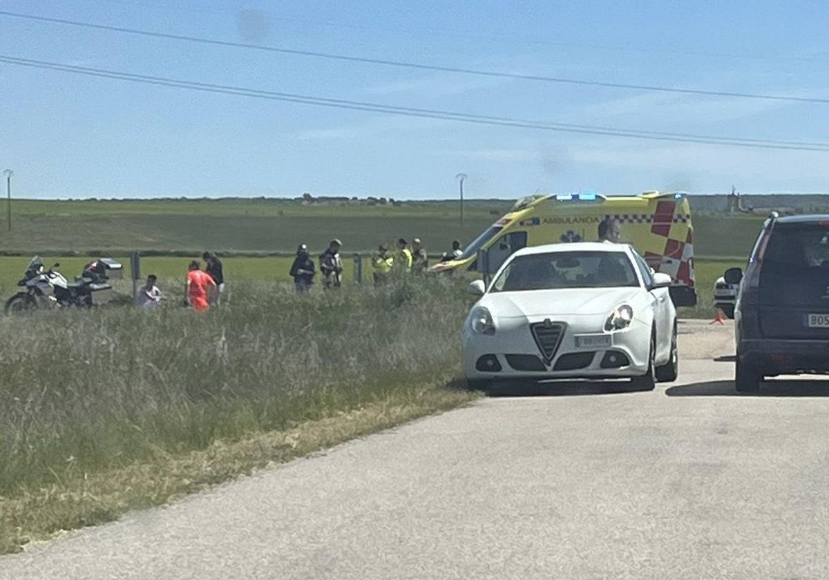 Una ambulancia del 112 en el lugar del accidente, este sábado.