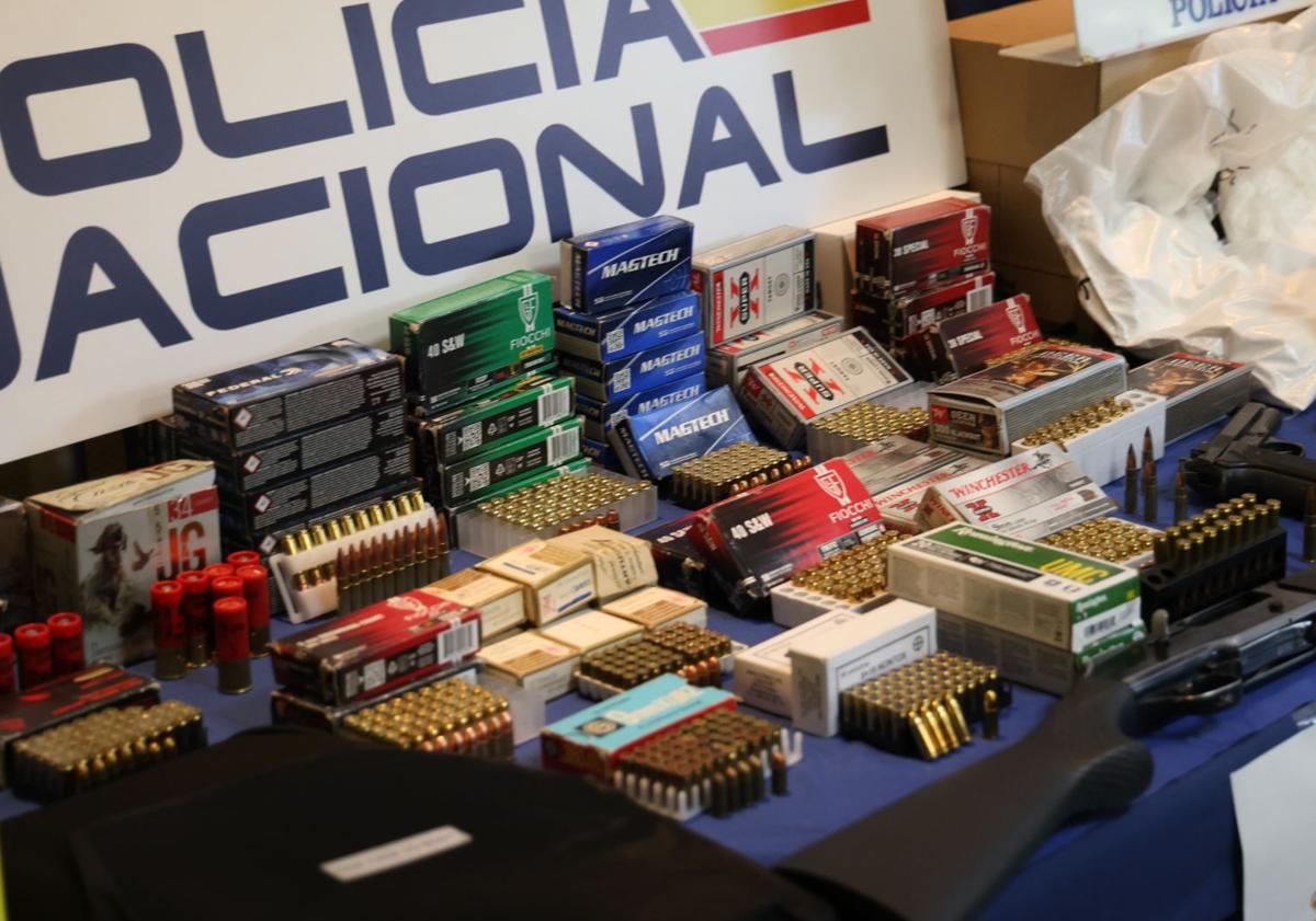 Imagen principal - Armas y munición intervenidas al clan y detalles de las 'caletas' habilitadas en los maleteros en las que se transportaba la droga.