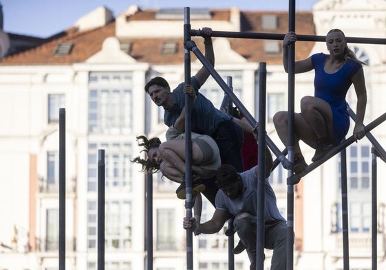 Espectáculo de Motionhouse en la Plaza Zorrilla.