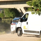 El furgón forense traslada el cuerpo de la víctima escoltado por una patrulla bajo el puente de la VA-30.