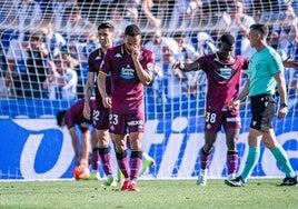 Anuar, Candela y Aidoo, cabizbajos tras uno de los goles encajados.