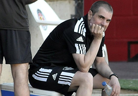 Ramsés, pensativo en el banquillo del Ruta de la Plata.