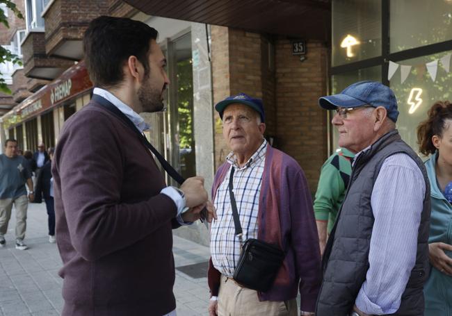 Eduardo Delgado, CEO de Roams, conversa con dos hombres.