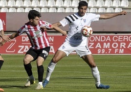 Diego Gómez protege el balón ante un rival del Zamora.