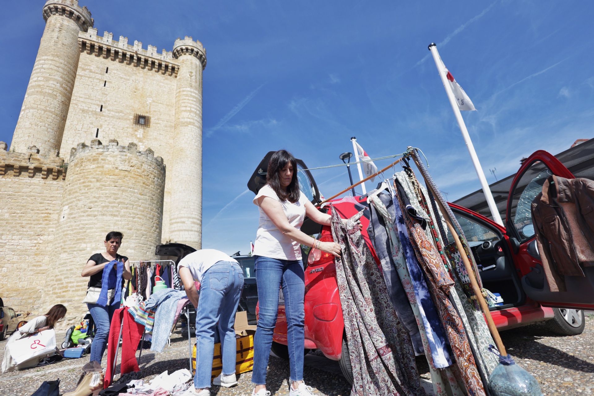 Las imágenes del mercadillo de Fuensaldaña para comprar y vender desde el maletero
