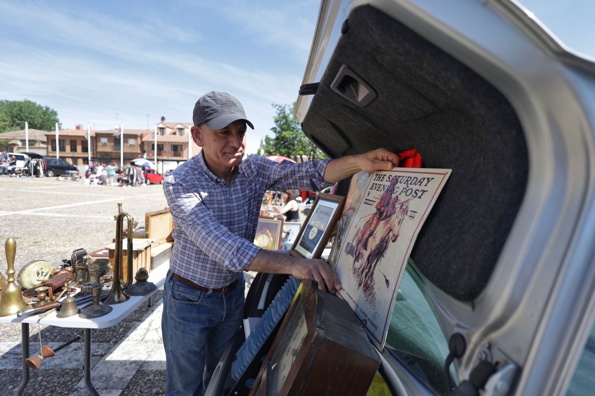 Las imágenes del mercadillo de Fuensaldaña para comprar y vender desde el maletero