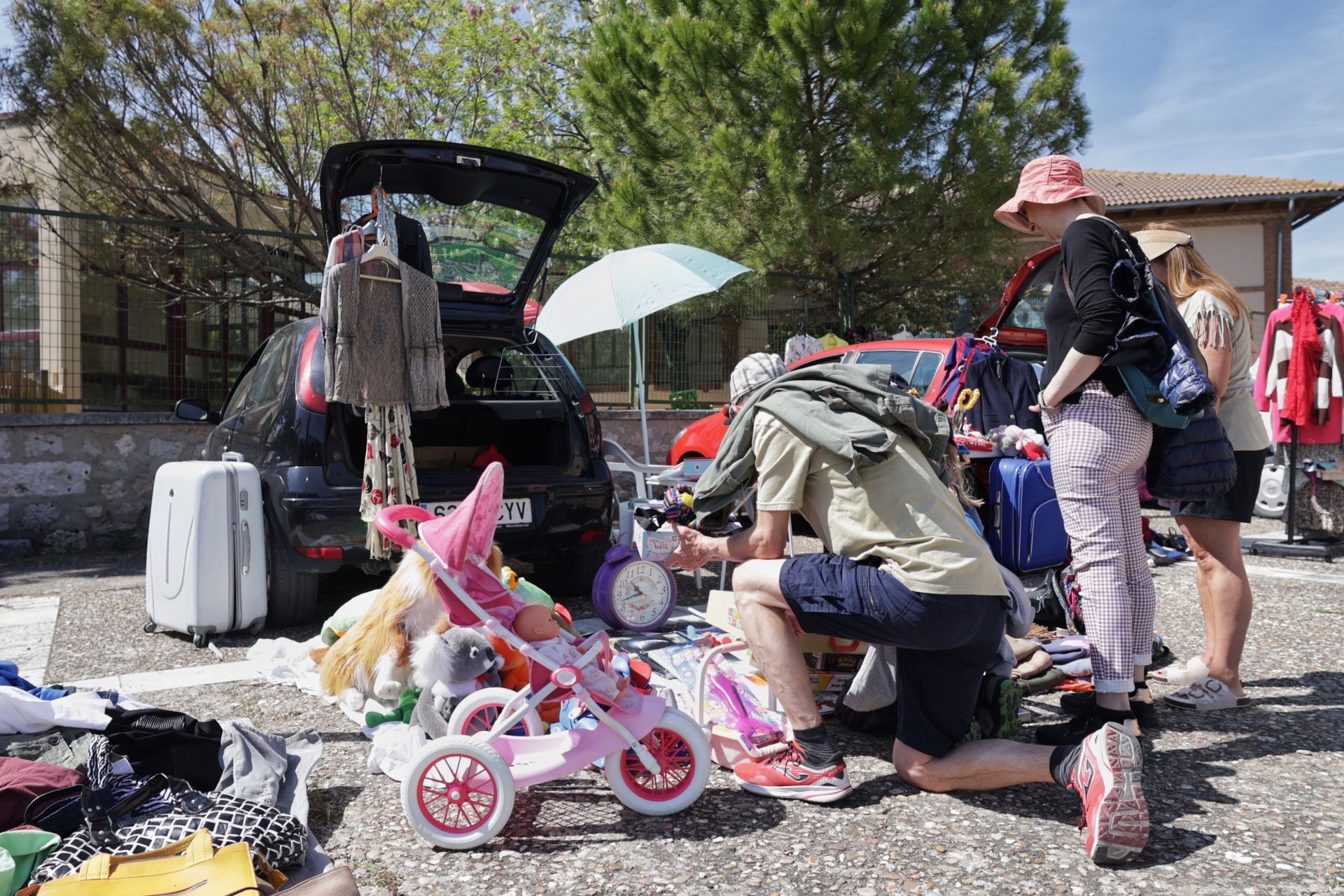 Las imágenes del mercadillo de Fuensaldaña para comprar y vender desde el maletero