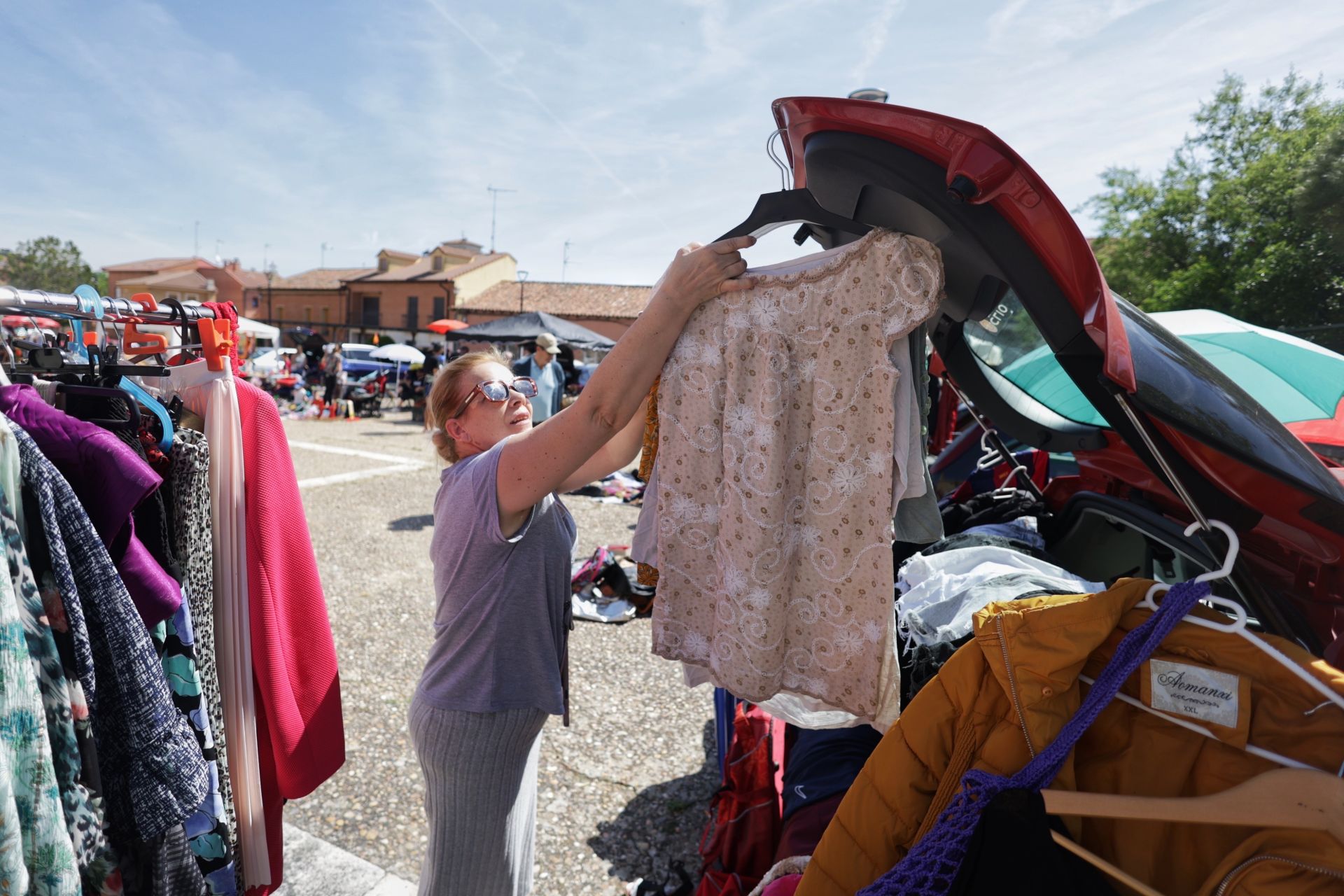 Las imágenes del mercadillo de Fuensaldaña para comprar y vender desde el maletero