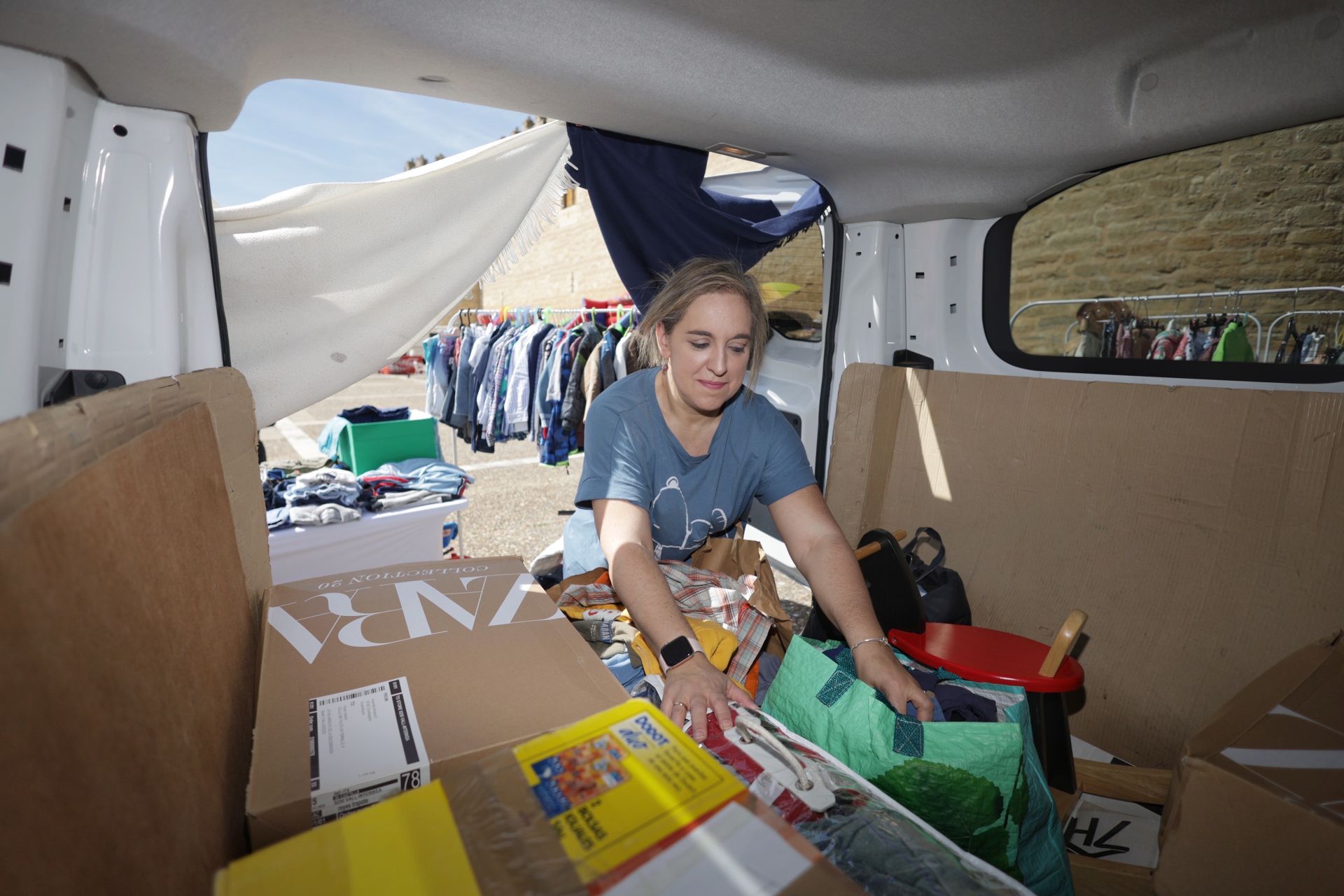 Las imágenes del mercadillo de Fuensaldaña para comprar y vender desde el maletero