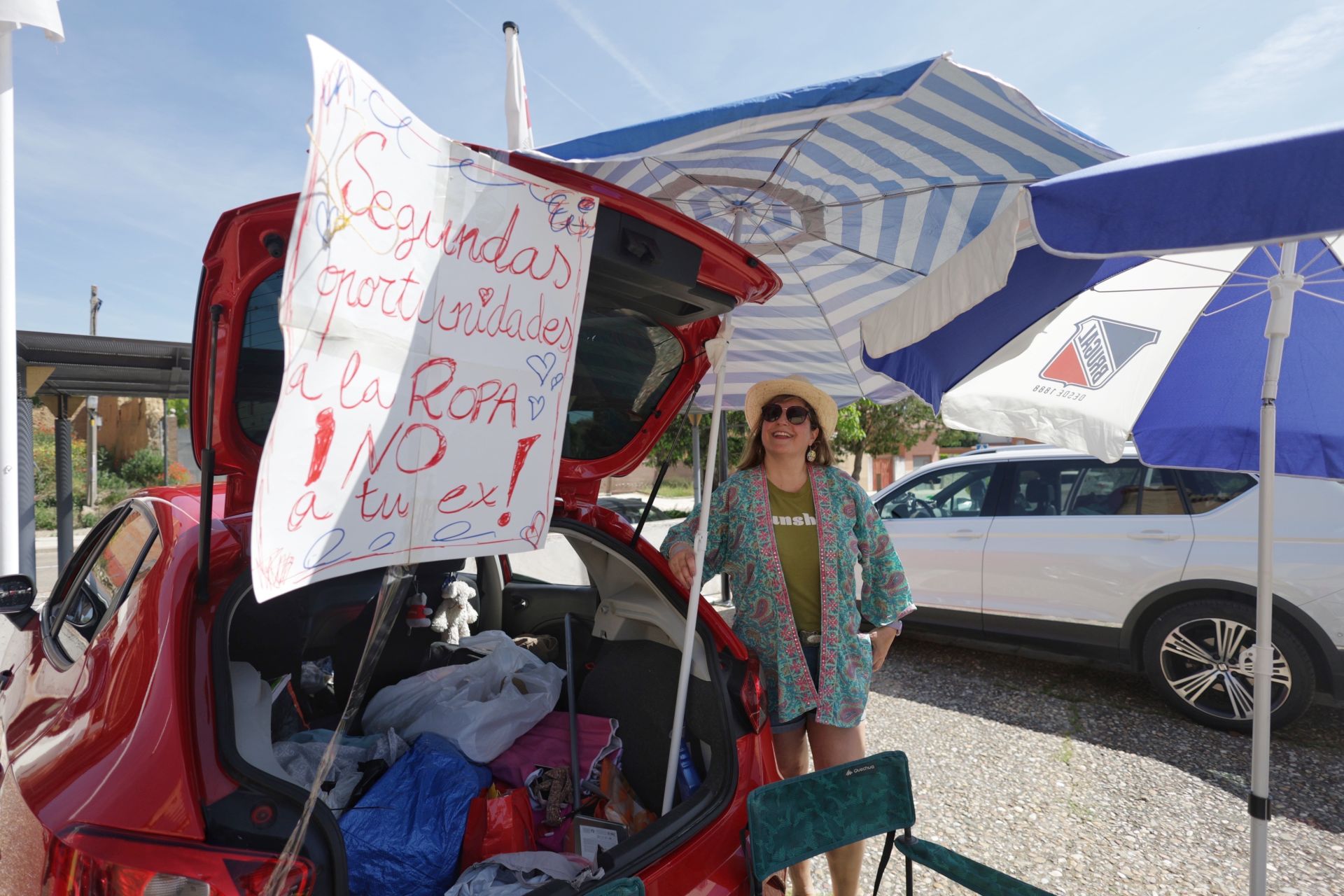 Las imágenes del mercadillo de Fuensaldaña para comprar y vender desde el maletero