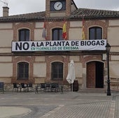 Pancarta que preside el balcón de la casa consistorial de Hornillos de Eresma contra la planta de biogás.