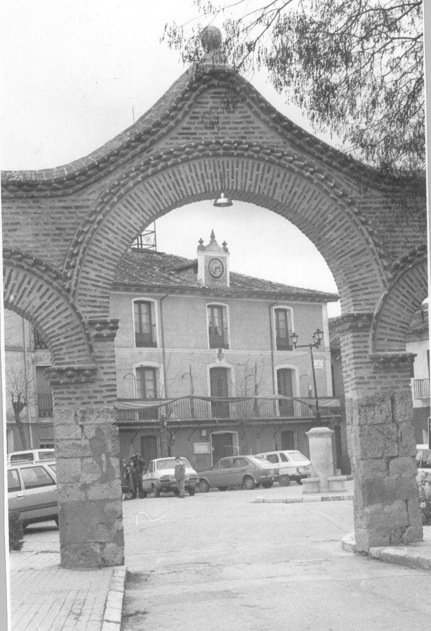 Los Tres Arcos eran antiguamente una puerta de acceso a la plaza. 1990.