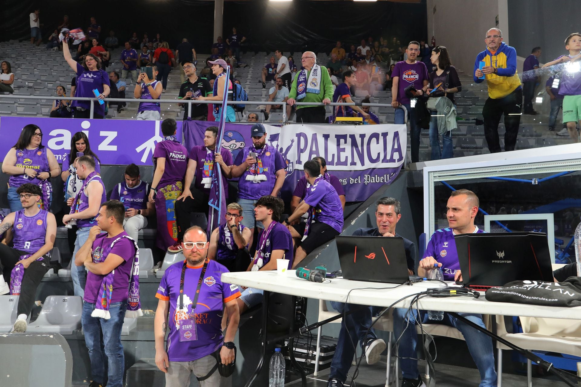 Así anima el público palentino al Súper Agropal ante el Obradoiro