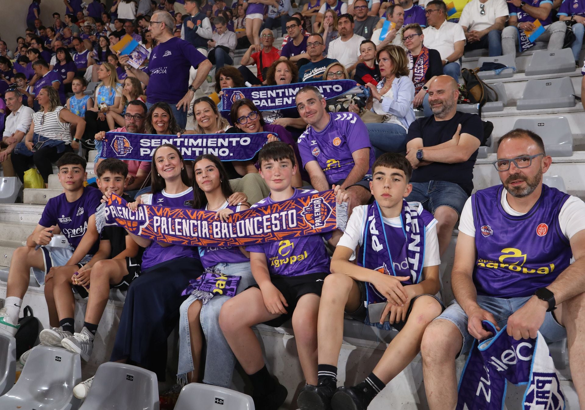 Así anima el público palentino al Súper Agropal ante el Obradoiro