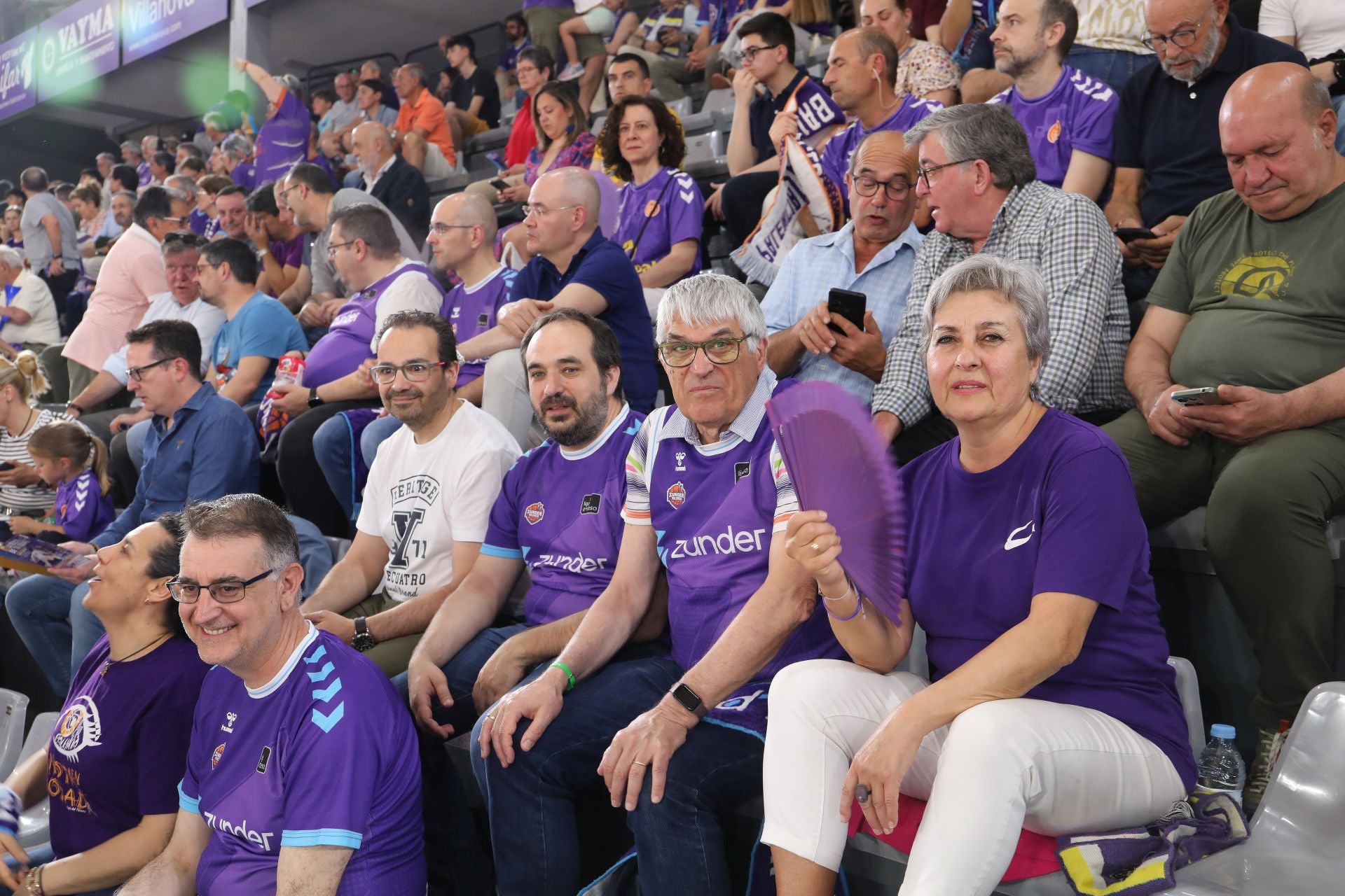 Así anima el público palentino al Súper Agropal ante el Obradoiro