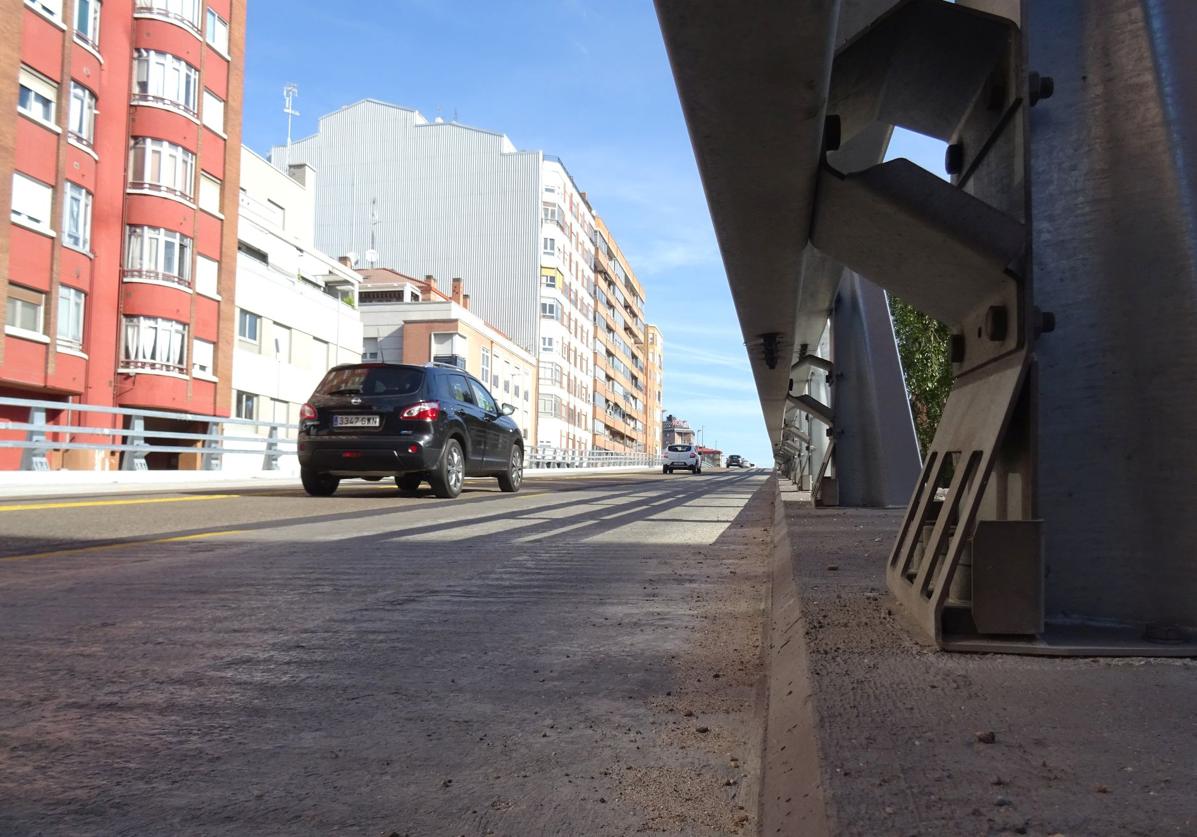 Los coches circulan este domingo por la calzada sin asfaltar del viaducto de Arco de Ladrillo.