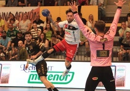 Jugada de ataque del Balonmano Nava en un momento del partido disputado este domingo en Nava de la Asunción.