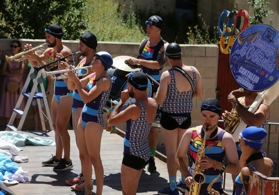 Una charanga, en plena actuación, en Cantalejo.