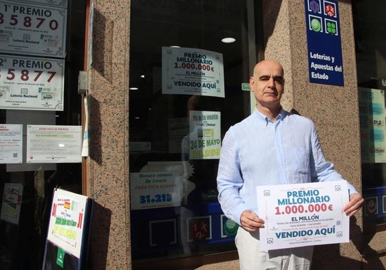 Fernando Senovilla muestra el premio en su establecimiento.