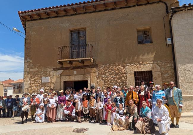 Actores, figurantes, músicos y danzantes participantes en la recreación ante la casa natal del Beato Padre Hoyos