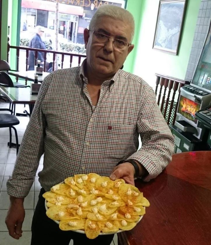 José Codes, ya jubilado, con las patatas al remolino del bar Málaga, en la calle Puente Colgante. Imagen de archivo de El Norte de Castilla del año 2015.