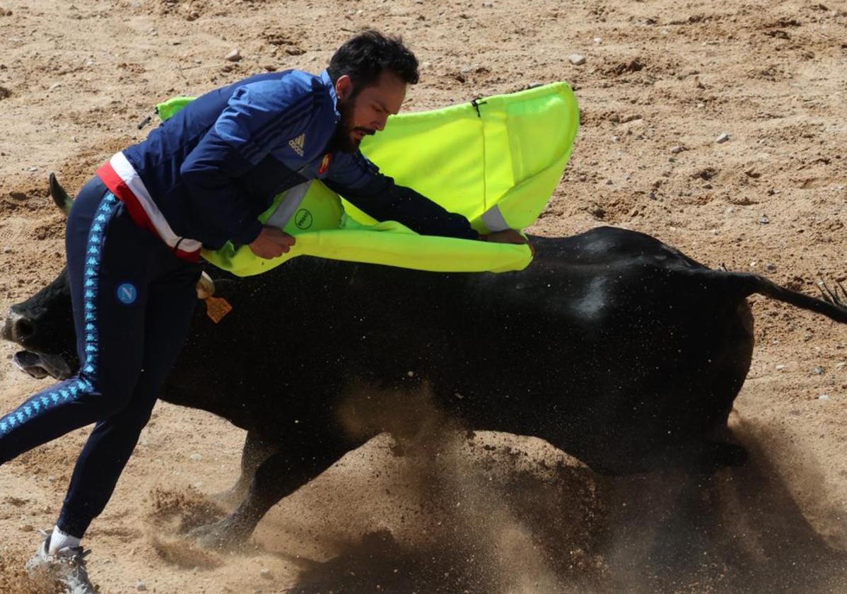 Momento de la cornada en el encierro de este domingo.