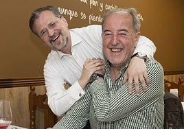Carlos Gutiérrez y el expolicía Miguel Ángel del Valle, durante la comida para celebrar su amistad de hace 14 años.