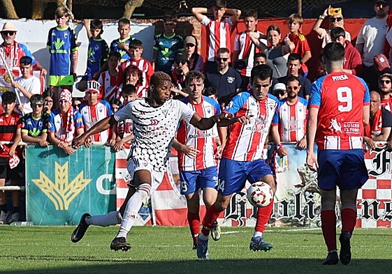 Abel progresa presionado por un jugador del Mirandés B.