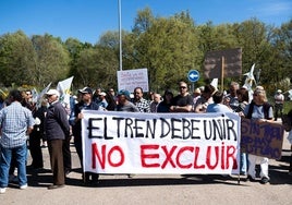 Concentración contra la pérdida de frecuencias ferroviarias, frente a la estación de Otero de Sanabria, en Zamora.