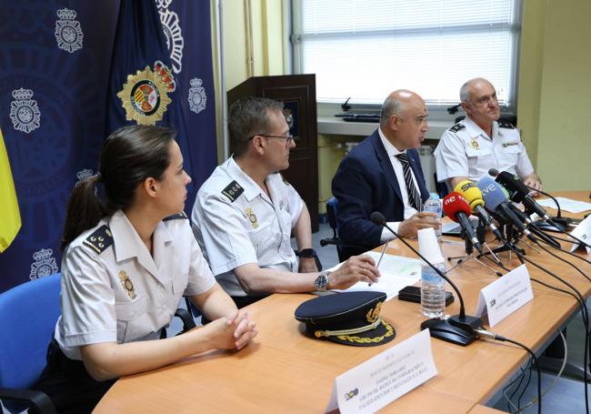 La inspectora jefe de la UCRIF, Rocio Rodrígez, el comisario provincial, Francisco Oterino, el subdelegado del Gobierno, Jacinto Canales y el inspectoe jefe de la Brigada de Extranjería, Santiago Garabito, durante la rueda de prensa de la operación Cabila.