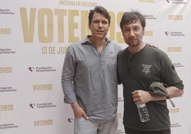 El director Santiago Requejo (i) junto al actor Raúl Fernández de Pablo (d), durante el preestreno de la película 'Votemos' en Mérida.