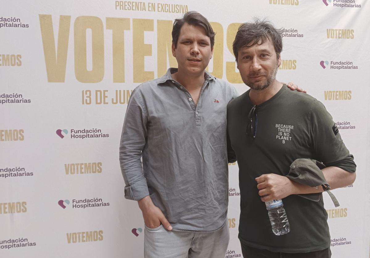 El director Santiago Requejo (i) junto al actor Raúl Fernández de Pablo (d), durante el preestreno de la película 'Votemos' en Mérida.