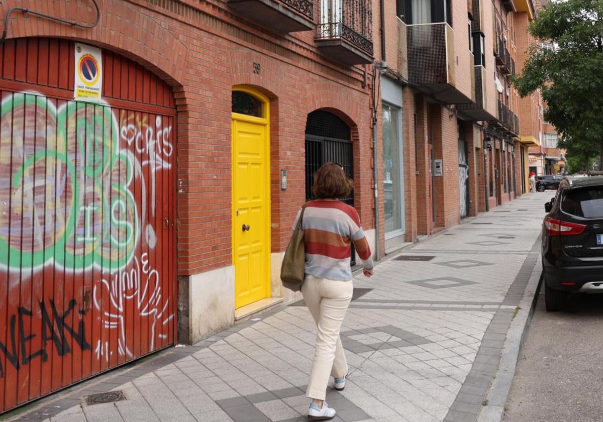 La puerta amarilla que conducía al infierno en un tercero de la calle Estación