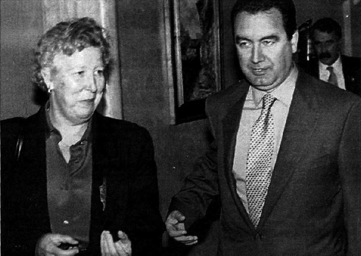 Imagen secundaria 1 - Arriba, Antonio Silván, entonces consejero de Fomento de la Junta, y el ministro José Blanco en 2010. Abajo, Jesús Merino y la presidenta de Renfe, Mércé Sala, en 1995, y Óscar López, como líder regional del PSOE, y Blanco.