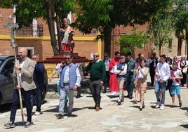 La procesión con el santo a hombros recorrió las calles del pueblo