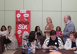 La consejera Leticia García, durante el encuentro con Cruz Roja.