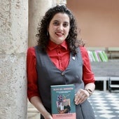 La escritora Aida dos Santos con su libro 'Hijas del Hormigón' en su presentación en la Biblioteca de Castilla y León