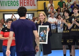 La infanta Cristina entrega la distinción a Borja Méndez, jugador del Balonmano Nava, al final del partido.