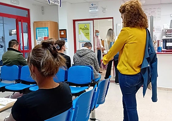 Usuarios en uan sala del centro de salud de Segovia Rural.