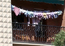 Ropa tendida en un bloque de viviendas de la ciudad.