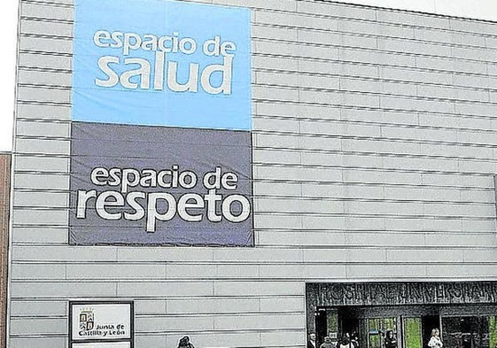 Cartel contra las agresiones que preside la fachada del Río Hortega.